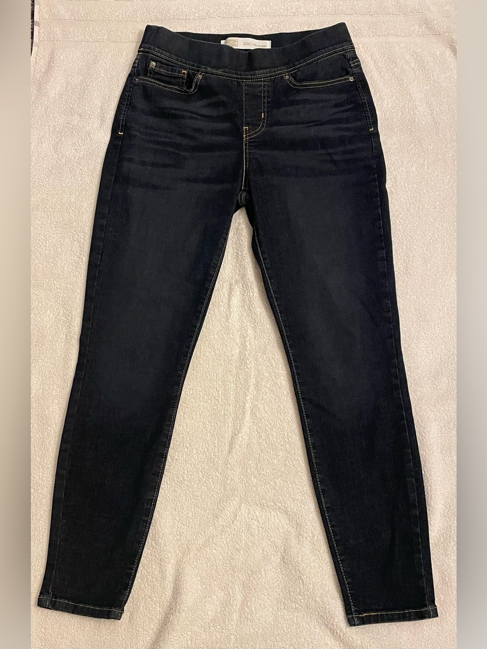 Levi’s Signature Gold Totally Shaping Pull-On Skinny Jeans — Size 6S W28